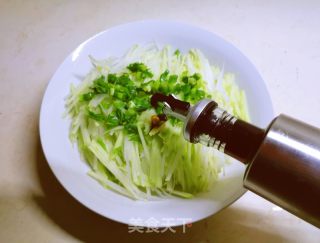 生拌椒油苤蓝的做法步骤：5