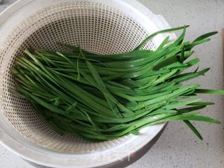 韭菜炒豆腐的做法步骤：1