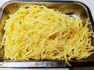 鸡蛋土豆丝饼的做法步骤：1