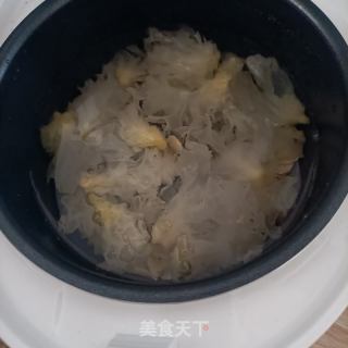 银耳百合甜梨羹的做法步骤：4