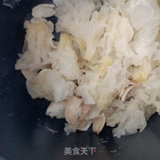 银耳百合甜梨羹的做法步骤：3