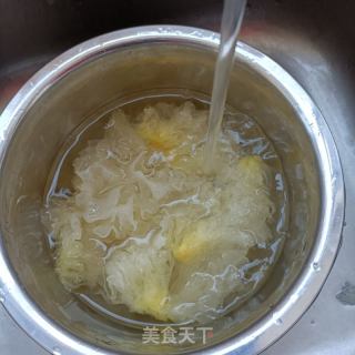 银耳百合甜梨羹的做法步骤：2