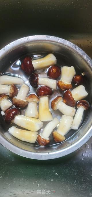 姬松茸鸡蛋番茄汤的做法步骤：1