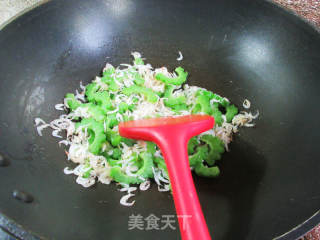 虾皮炒苦瓜的做法步骤：5