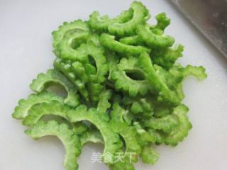 虾皮炒苦瓜的做法步骤：3