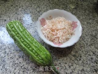 虾皮炒苦瓜的做法步骤：1