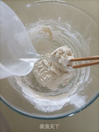 不用揉面的鸡蛋葱花饼的做法步骤：2