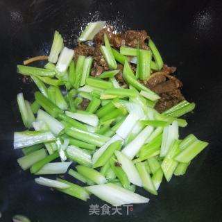 西芹炒牛肉的做法步骤：10