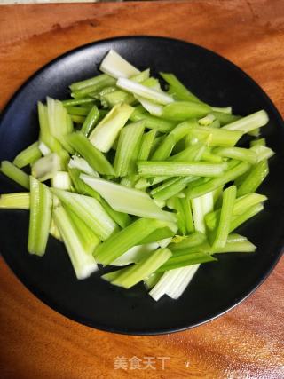 西芹炒牛肉的做法步骤：5