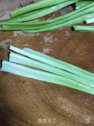 西芹炒牛肉的做法步骤：4
