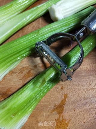 西芹炒牛肉的做法步骤：3