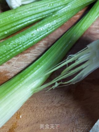 西芹炒牛肉的做法步骤：2