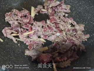 洋葱炒牛肉的做法步骤：2
