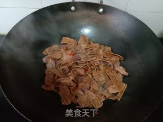 腊肉炒眉豆干的做法步骤：7