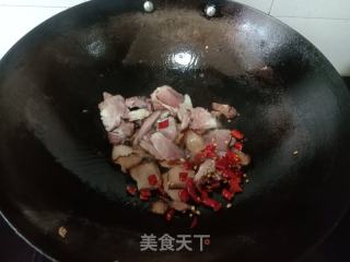 腊肉炒眉豆干的做法步骤：2