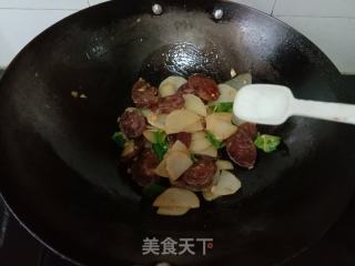 青椒土豆炒腊肠的做法步骤：9