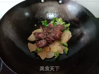 青椒土豆炒腊肠的做法步骤：8
