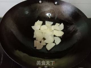 青椒土豆炒腊肠的做法步骤：4