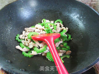 苦瓜炒鸡腿肉的做法步骤：12