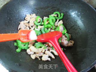 苦瓜炒鸡腿肉的做法步骤：11