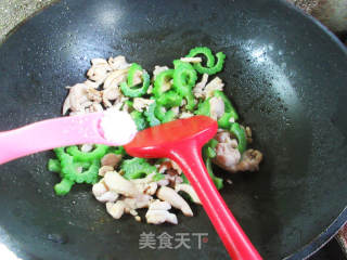 苦瓜炒鸡腿肉的做法步骤：10