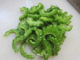 苦瓜炒鸡腿肉的做法步骤：7