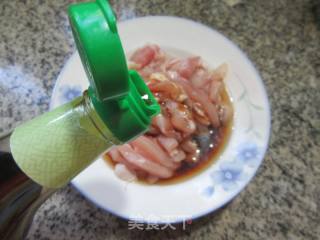 苦瓜炒鸡腿肉的做法步骤：3