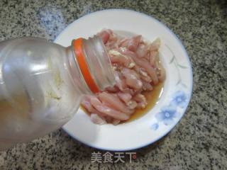 苦瓜炒鸡腿肉的做法步骤：2