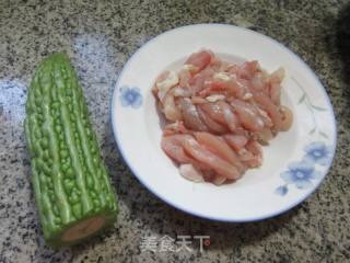 苦瓜炒鸡腿肉的做法步骤：1