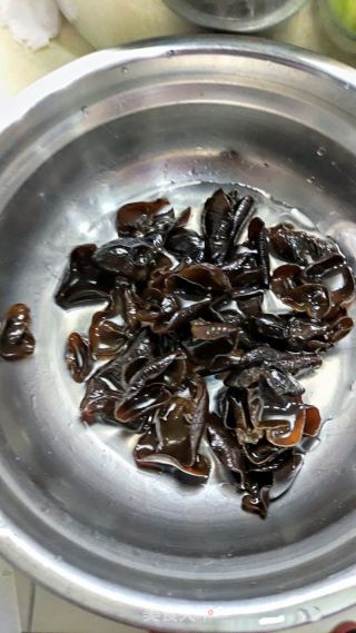 木耳拌腐竹的做法步骤：1