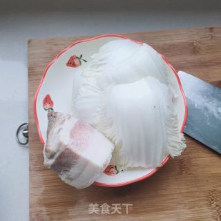 五花肉炒白菜帮的做法步骤：1