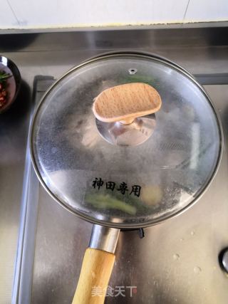 凉拌鸡腿肉的做法步骤：2