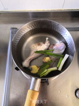 凉拌鸡腿肉的做法步骤：1