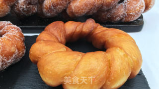 花环甜甜圈，外酥内软，越吃越香，疫情严重，那就宅家做美食吧。的做法步骤：22