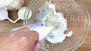 花环甜甜圈，外酥内软，越吃越香，疫情严重，那就宅家做美食吧。的做法步骤：1