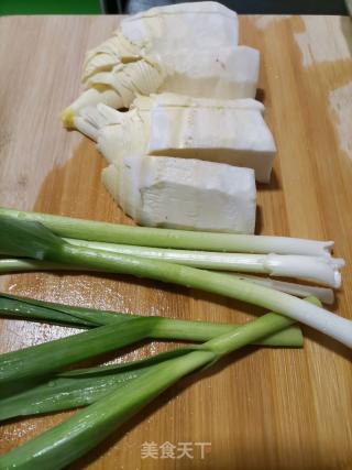 青蒜炒冬笋的做法步骤：1