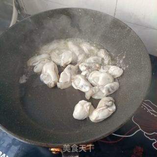 养心菜炒生蚝的做法步骤：4