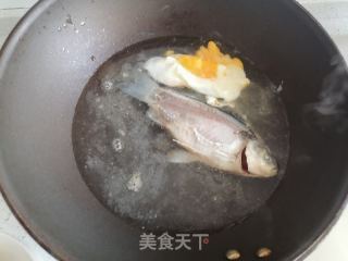 鲫鱼裙带鸡蛋汤的做法步骤：5