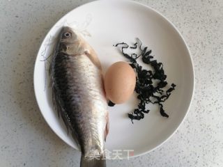 鲫鱼裙带鸡蛋汤的做法步骤：1