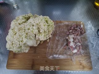 菜花炒腊肉的做法步骤：1