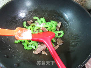 牛肉炒苦瓜的做法步骤：8