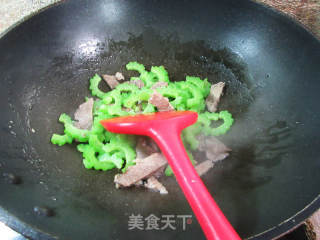 牛肉炒苦瓜的做法步骤：5