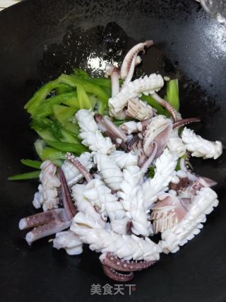 西芹炒鱿鱼的做法步骤：10