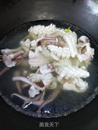 西芹炒鱿鱼的做法步骤：8
