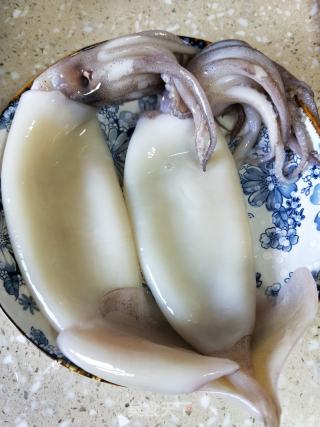 西芹炒鱿鱼的做法步骤：3