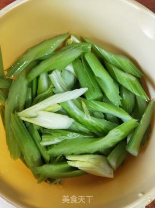 西芹炒鱿鱼的做法步骤：2