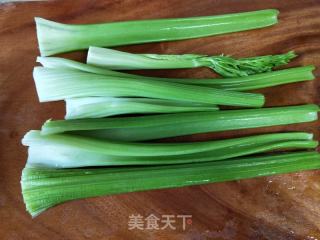 西芹炒鱿鱼的做法步骤：1