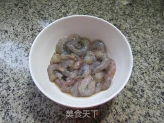 青椒虾仁炒螺蛳肉的做法步骤：3