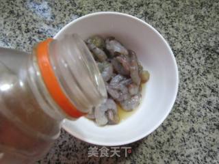 青椒虾仁炒螺蛳肉的做法步骤：2