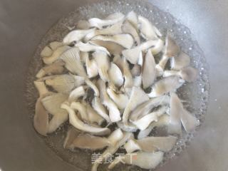 螺丝椒平菇炒肉丝的做法步骤：3